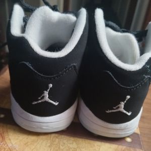 Black infant Jordan's size 6c